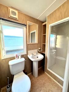 Koupelna v ubytování Seashell Hideaway Caravan at Seawick Holiday Park