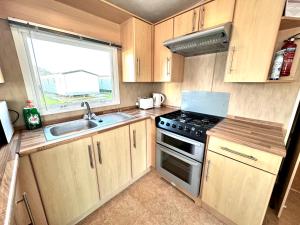 Kuchyň nebo kuchyňský kout v ubytování Seashell Hideaway Caravan at Seawick Holiday Park