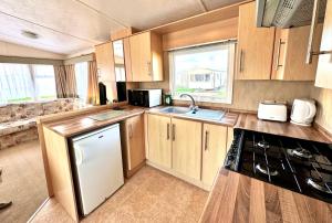 Kuchyň nebo kuchyňský kout v ubytování Seashell Hideaway Caravan at Seawick Holiday Park