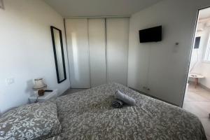 Łóżko lub łóżka w pokoju w obiekcie A101 L'écume des Vagues