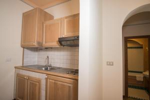 A kitchen or kitchenette at Il Giardino degli Oleandri