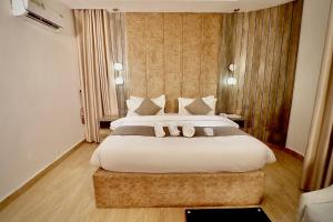 Ένα ή περισσότερα κρεβάτια σε δωμάτιο στο Jukky Hotel Abuja