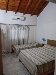 Un dormitorio con dos camas y una ventana. en Perik Termas, en Colón