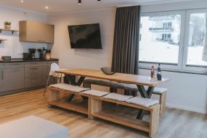 eine Küche und ein Esszimmer mit einem Holztisch in der Unterkunft Ferienwohnung Schneeglück für 10 Personen in Winterberg