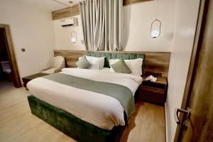 Postel nebo postele na pokoji v ubytování Jukky Hotel Abuja
