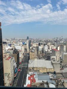 Piso 24 vista al Obelisco في بوينس آيرس: اطلاله على مدينه بها مباني وشارع