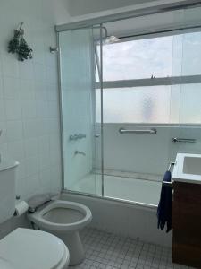 Piso 24 vista al Obelisco في بوينس آيرس: حمام مع دش ومرحاض ومغسلة +8 صور