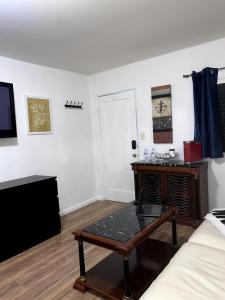 a living room with a coffee table and a tv at The Link Vintage Motel #6 in Lovelock +12 photos