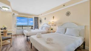 une chambre avec deux lits et un balcon dans l'établissement Direct Ocean Views at Daytona Beach Resort, à Daytona Beach