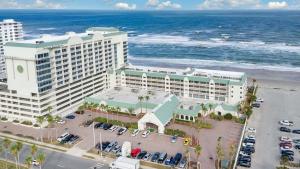 Una vista aérea de un hotel y el océano. en Daytona Beach Getaway with Direct Ocean Views, en Daytona Beach