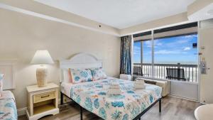Un dormitorio con una cama con vista al mar. en Daytona Beach Getaway with Direct Ocean Views, en Daytona Beach