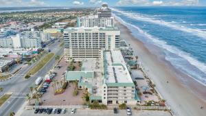 una vista aérea de la playa y el océano en Daytona Beach Getaway with Direct Ocean Views, en Daytona Beach 9 fotos más