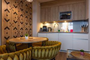 Kuchyň nebo kuchyňský kout v ubytování VacationClub - Apartamenty Zakopiańskie Apartament 130