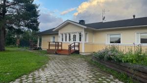 una casa gialla con portico e patio di Farmarintupa a Portimo