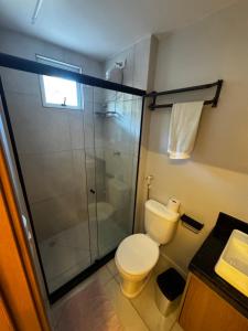 ein Badezimmer mit Toilette und Glasdusche in der Unterkunft Eco Miragem Residence - Porto de Galinhas in Porto De Galinhas + 7 Fotos