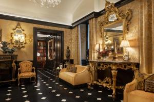 Khu vực ghế ngồi tại Hotel d’Inghilterra Roma – Starhotels Collezione