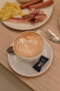 Pilihan sarapan tersedia untuk tetamu di NAOMI Rooms +33 gambar