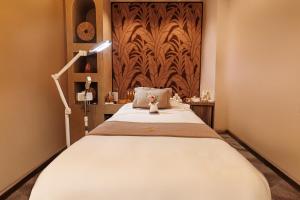 Ein Bett oder Betten in einem Zimmer der Unterkunft Riviera Royal Hotel