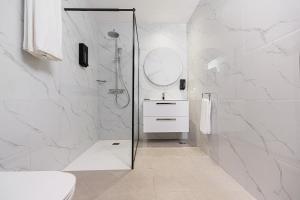 Ein Badezimmer in der Unterkunft Riviera Royal Hotel