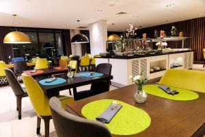 Ein Sitzbereich in der Unterkunft Riviera Royal Hotel