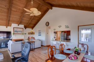 Kuchyň nebo kuchyňský kout v ubytování Breezy and Central Monterey Apt with Bay View!