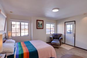 Postel nebo postele na pokoji v ubytování Breezy and Central Monterey Apt with Bay View!