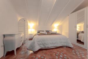 A bed or beds in a room at Oniro Luxury Villas