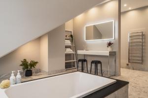 Gallery image of Midways, Stunning Retreat in the Heart of Bowness in Bowness-on-Windermere +57 photos