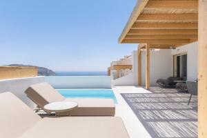 Villa con piscina y patio con sillas. en Villa Vibe C - Hot Tub - MG Villas, en Mykonos ciudad 40 fotos más