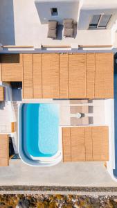 una vista aérea de una casa con armarios de madera en Villa Vibe C - Hot Tub - MG Villas, en Mykonos ciudad