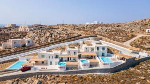 una vista aérea de una villa en el desierto en Villa Vibe C - Hot Tub - MG Villas, en Mykonos ciudad