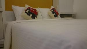 Łóżko lub łóżka w pokoju w obiekcie Bright Bravo Hotel