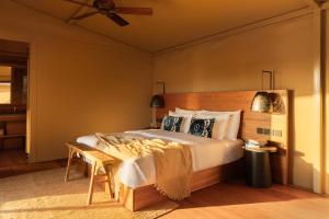 Postel nebo postele na pokoji v ubytování Amar Luxury Desert Ecolodge