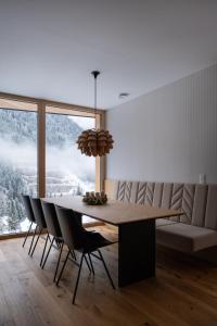 Posezení v ubytování Chalet Waldzauber Your Alpine Escape in Bad Kleinkirchheim Near the Ski Lift