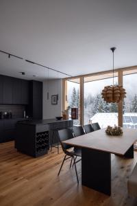 Posezení v ubytování Chalet Waldzauber Your Alpine Escape in Bad Kleinkirchheim Near the Ski Lift