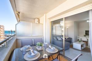 Ce petit appartement dispose d'un balcon avec une table et des chaises. dans l'établissement Mediterranean Way - Paradis Park, à La Pineda