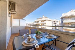 une table sur un balcon avec vue sur un immeuble dans l'établissement Mediterranean Way - Paradis Park, à La Pineda 32 autres photos