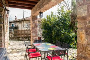 een terras met een tafel en stoelen in een tuin bij Kleitor Stone Villa-Peloponnese Getaway in Klitoria +84 foto's