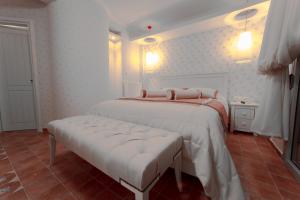 A bed or beds in a room at Oniro Luxury Villas