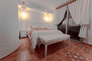 A bed or beds in a room at Oniro Luxury Villas