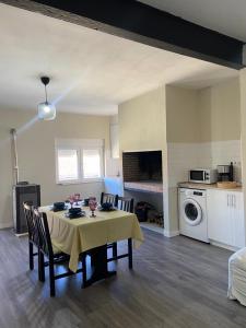 a kitchen and dining room with a table and chairs at Apartamento en Martiago in Martiago