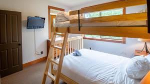 Postel nebo postele na pokoji v ubytování Timberline Lodges by Fernie Lodging Co + 37 fotografií