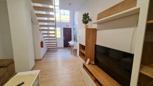 Televízia a/alebo spoločenská miestnosť v ubytovaní Duplex Huelin I & Beach