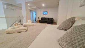 Televízia a/alebo spoločenská miestnosť v ubytovaní Duplex Huelin I & Beach