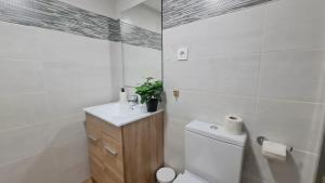 Kúpeľňa v ubytovaní Duplex Huelin I & Beach