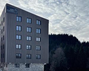 Un edificio con un cartel al costado. en Nova Planina Jahorina, en Jahorina