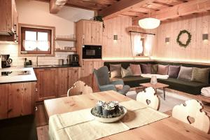 a living room with a couch and a table at Chalet Auer's Zuahäusl in Schladming