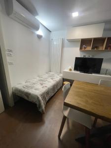 a small room with a bed and a table at Maison 57 in Brindisi