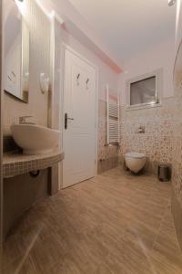 A bathroom at Oniro Luxury Villas