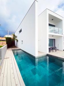 Bazén v ubytování Sunshine Villa with Optionally Heated Pool 150m above Ocean & Sandy Beach nebo v jeho okolí